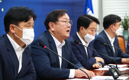 김태년 민주당 원내대표가 18일 국회에서 열린 원내대책회의에서 발언하고 있다. 연합뉴스